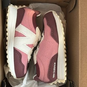 BRAND NEW New Balance sneaker shoe kids pink